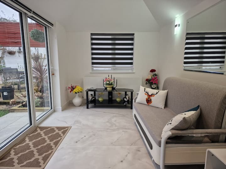 Modern Suite Near East Worthing Station • Sleeps 3 - Steyning