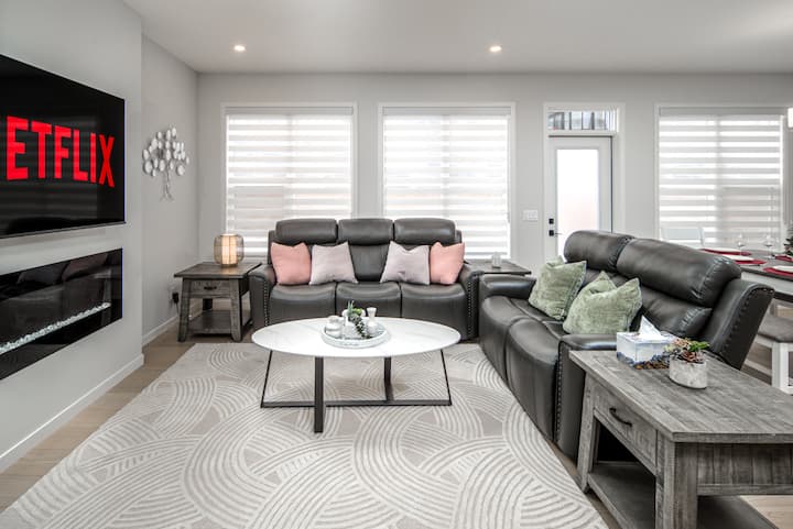 Bright New Build Retreat | 16 Guests | Ac & Garage - Calgary