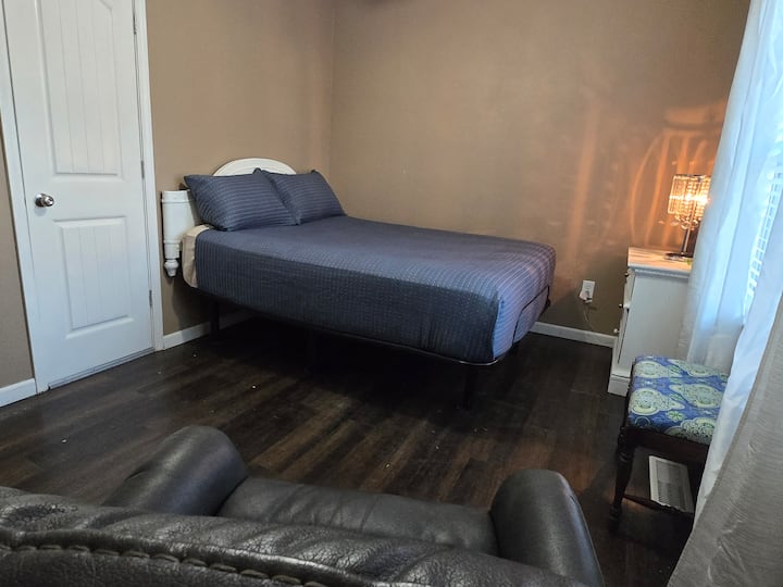 North Topeka 2 Bed 1 Bath Clean& Cozy - Shawnee State Fishing Lake, KS