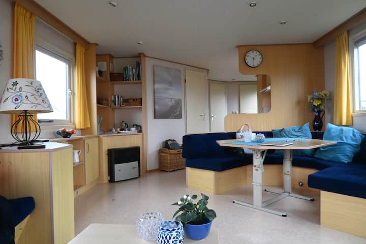 De Oploader Een Ruim Chalet Om Lekker Op Te Laden - Ameland