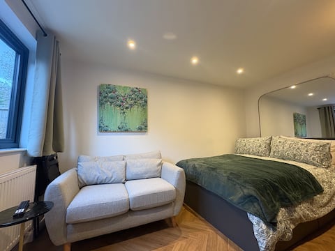 Top performing Airbnb: ‘The Haven’ - Luxury Studio Apartment with parking in Avonmouth And Lawrence Weston
