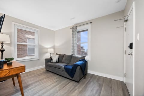 Top performing Airbnb: Cozy 2-Bedroom Apartment in River West