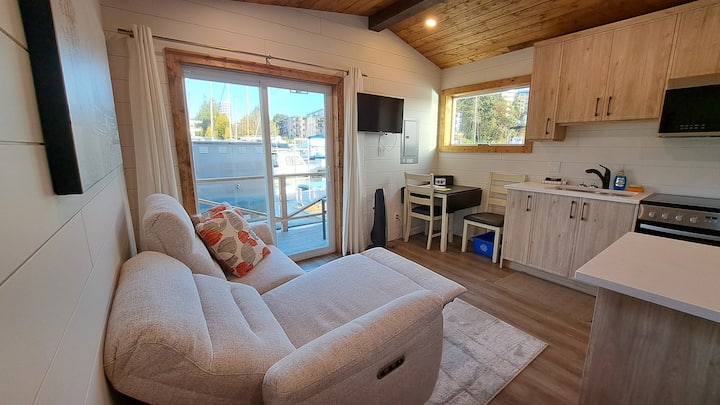 The Bluebell Floating Cottage - Victoria, Canada