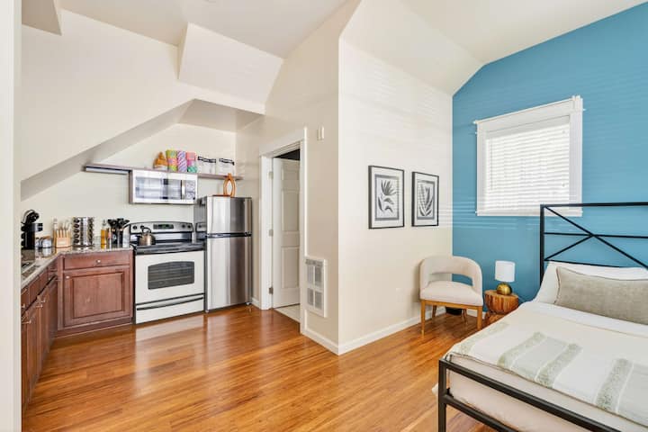 Elegant Nw Portland Studio - Central Walkable Stay - Portland, OR