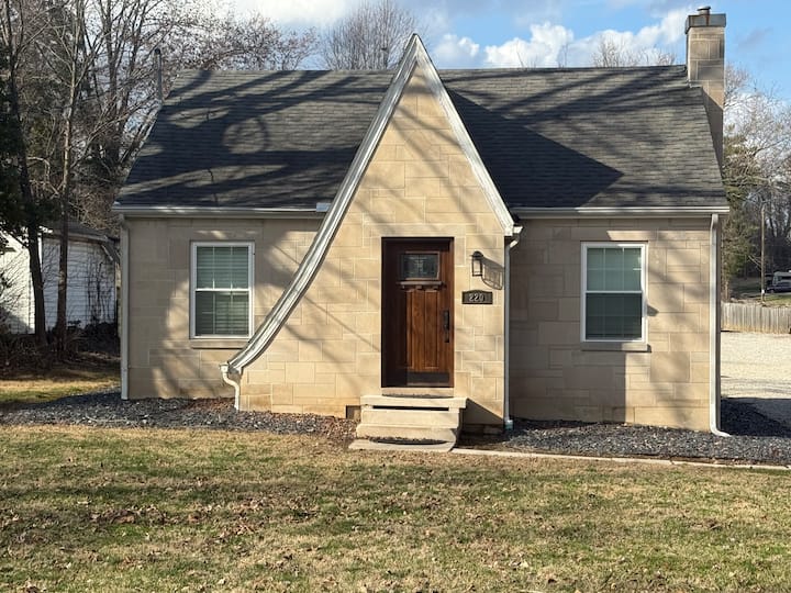 Charming Limestone Cottage - Bloomington, IN