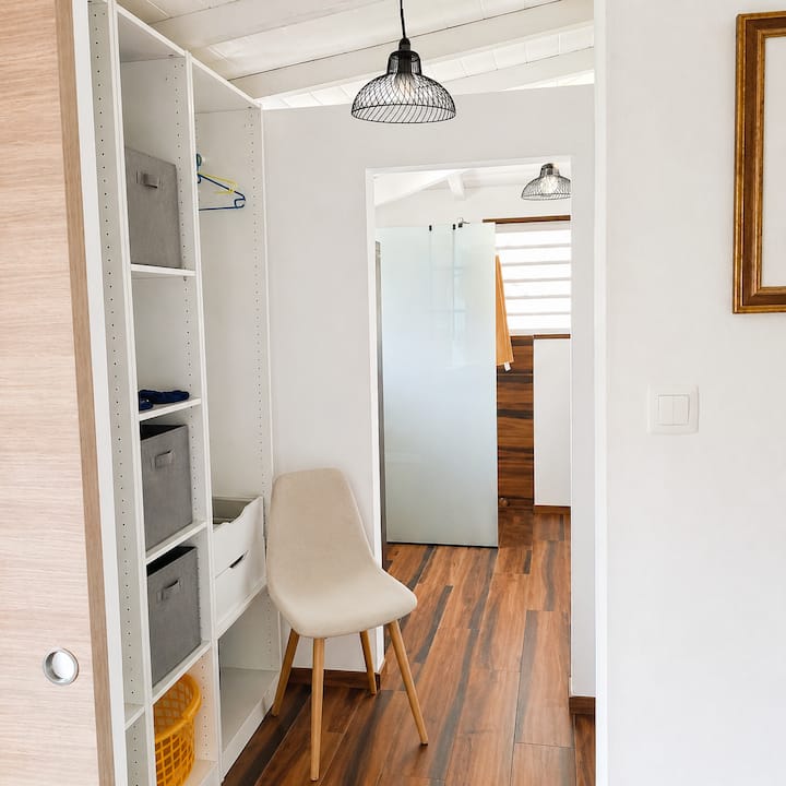 Vestidor contiguo a la recámara, contiguo al baño principal