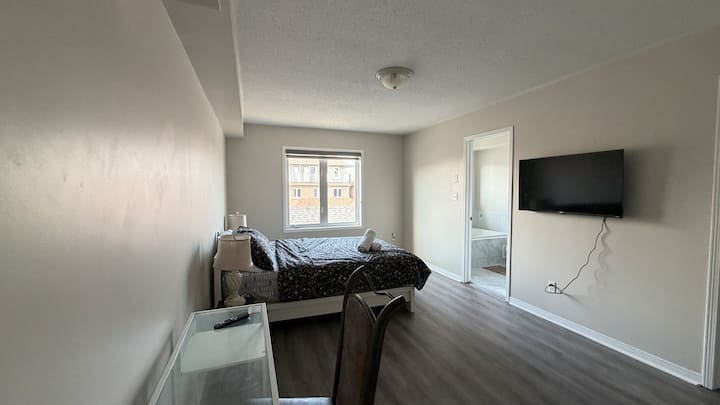 Queen Suite Sleeps 4-5 Mins To Yorku/ttc/parking - Vaughan