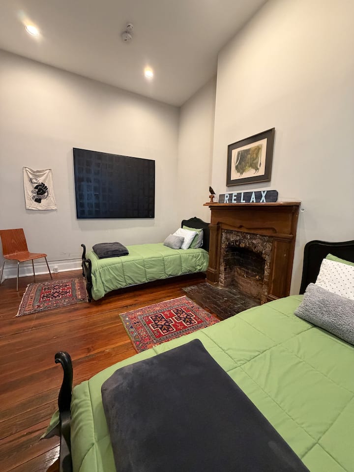 Habitación luminosa y alegre con dos cómodas camas individuales, pisos originales de pino en forma de corazón, techos altos y hermosos detalles de carpintería histórica. La luz del sol inunda el espacio y crea un refugio acogedor, perfecto para amigos, niños o huéspedes adicionales.