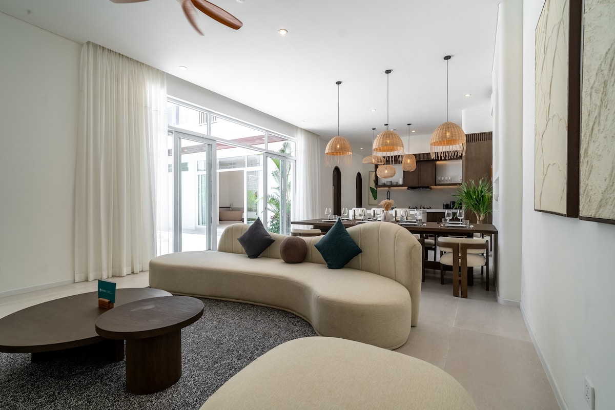Villa in South Kuta · ★4.83 · 4 bedrooms · 4 beds · 4.5 baths, Airbnb karşılaştırması