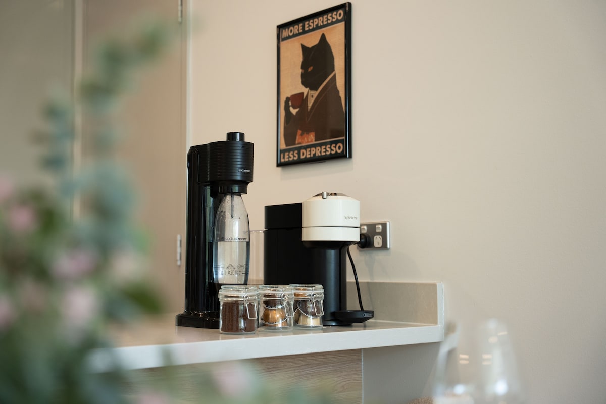 'Olympia' | Luxury 2BR & Free Parking, Pool & Gym