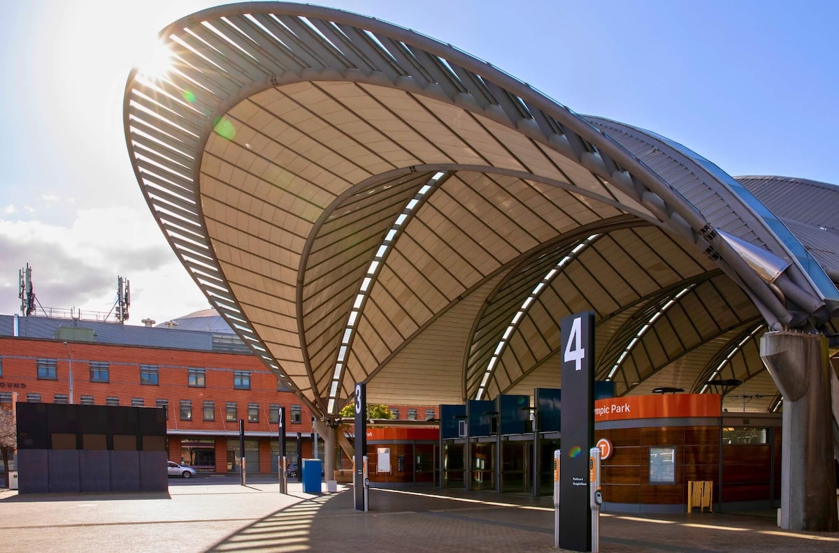 'Olympia' | Luxury 2BR & Free Parking, Pool & Gym