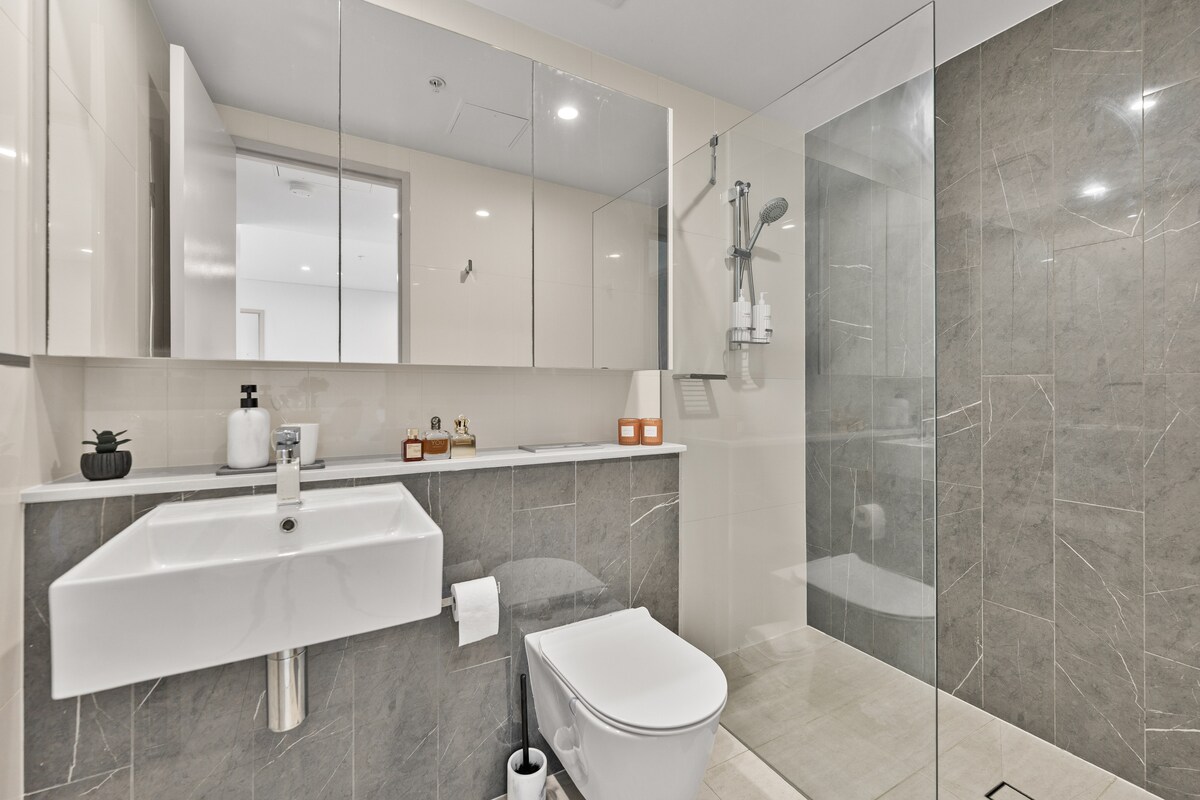 'Olympia' | Luxury 2BR & Free Parking, Pool & Gym