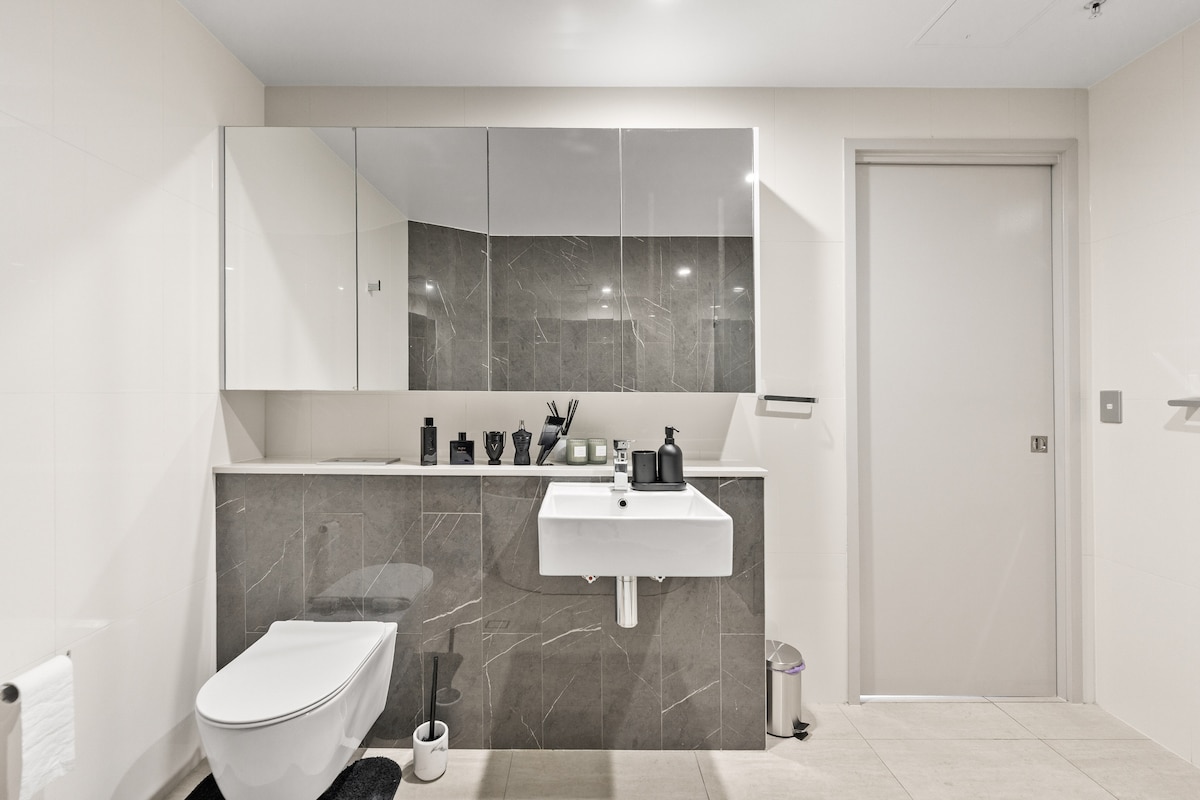 'Olympia' | Luxury 2BR & Free Parking, Pool & Gym