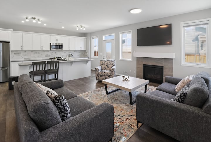 Spacious 3br Home | Parking | Near Airport & Shops - Calgary