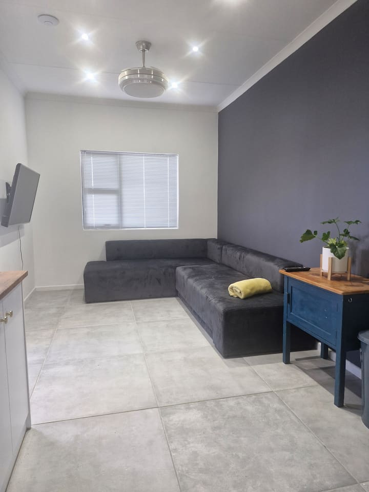 Trouvaille Is A Chic First-floor Apartment - Oudtshoorn