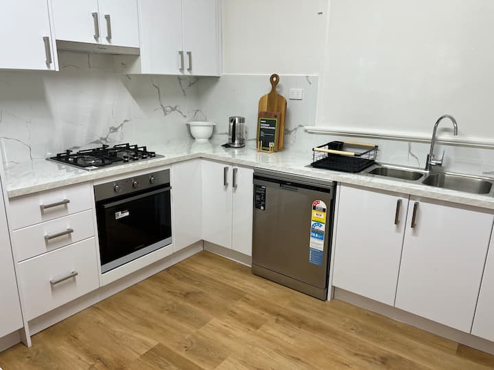 Comfy Queen Room For 2｜shared Bath｜free Parking - Notting Hill