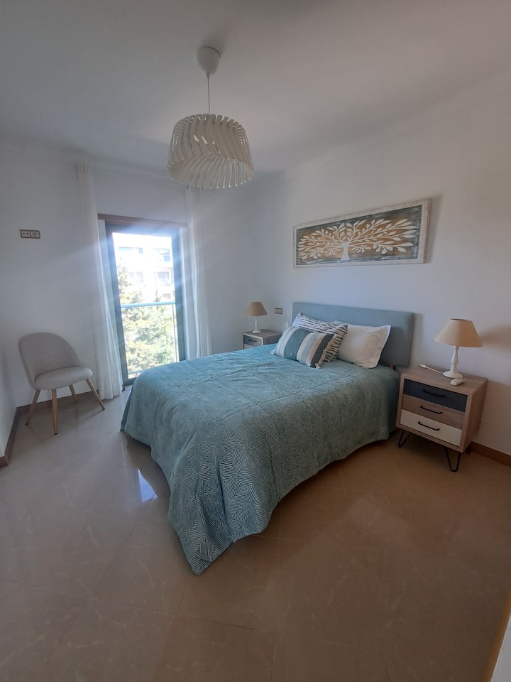 habitación con cama doble