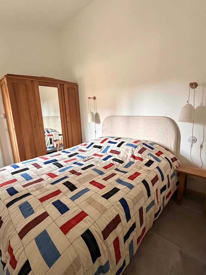 A bedroom on the ground floor with its own walk-in shower room. 140 × 200 cm bed