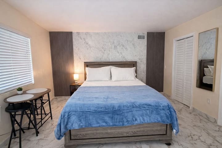 Private Miami Retreat Queen Bed, Kitchen & Parking - Miami Gardens, FL