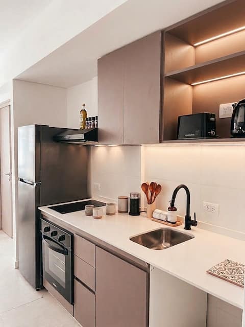 Top performing Airbnb: Modern Studio w/ Balcony & City View in Comuna 5