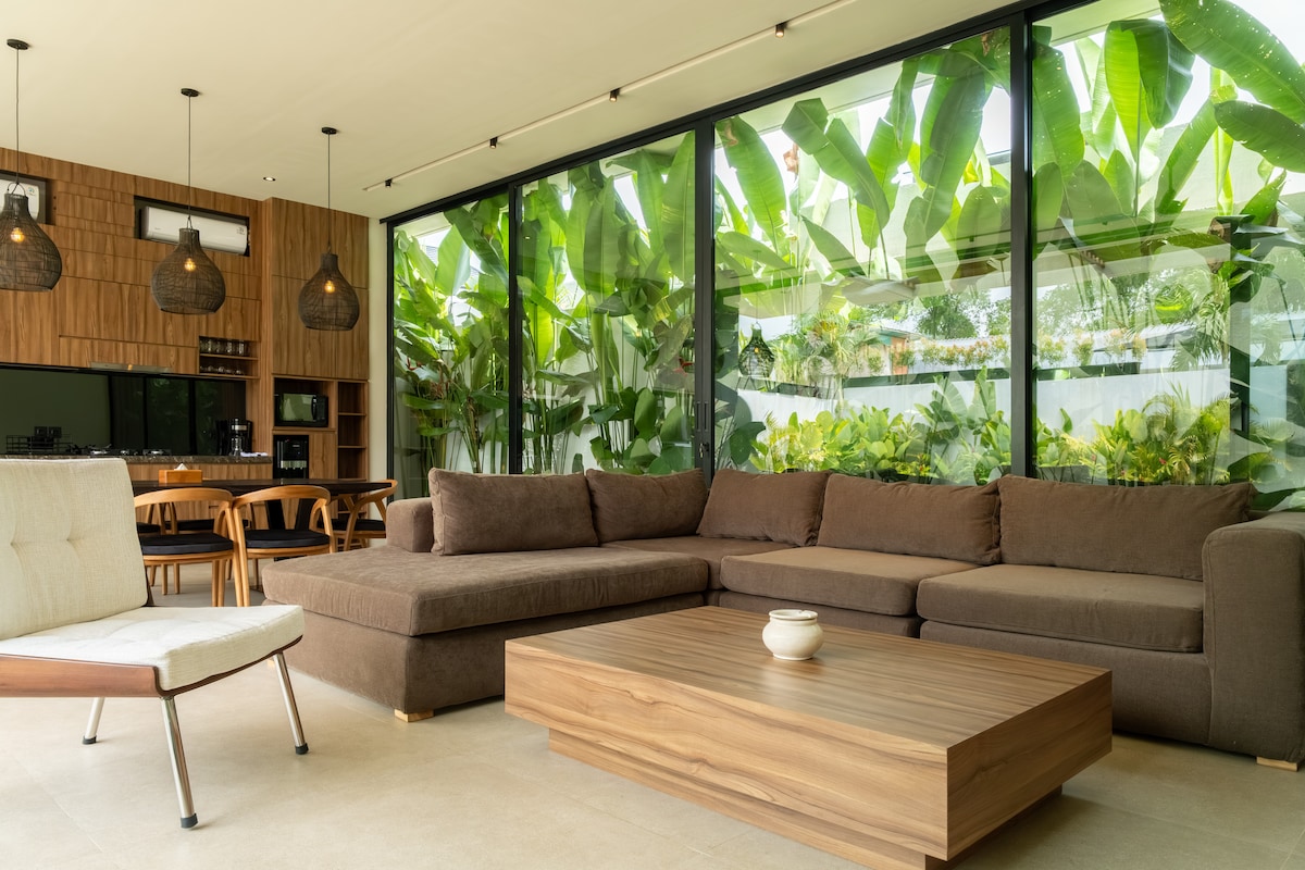 Home in Kuta Utara · 2 bedrooms · 2 beds · 2 private baths, Airbnb comparable