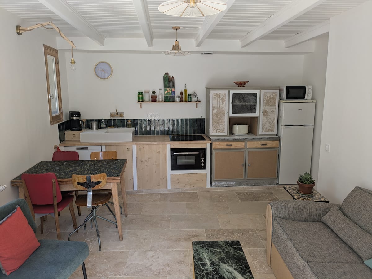 Séjour lumineux du gîte avec cuisine ouverte