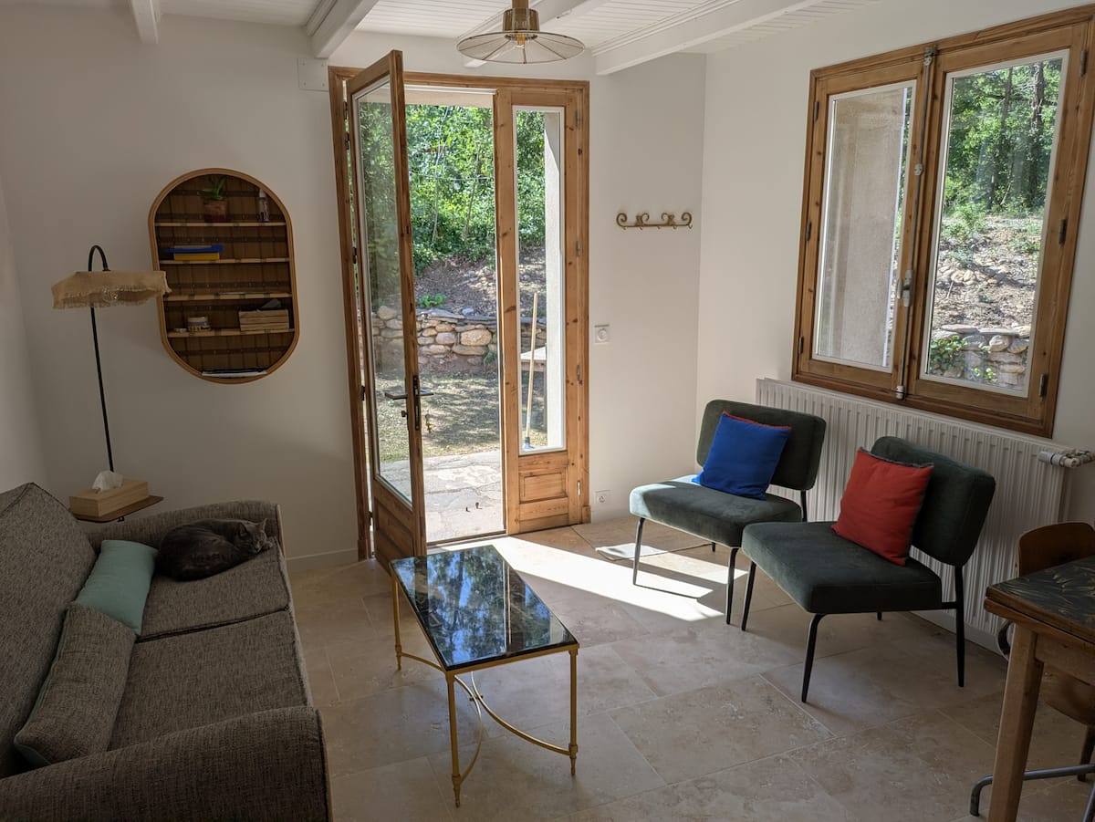 Extérieur du gîte Colombier avec jardin