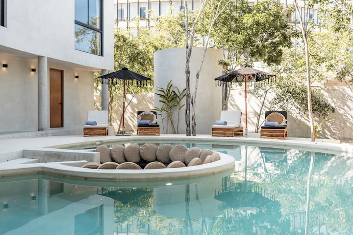 Sky Lounge Villa: 7m To Beach, Dual Pools & Views - Mexico