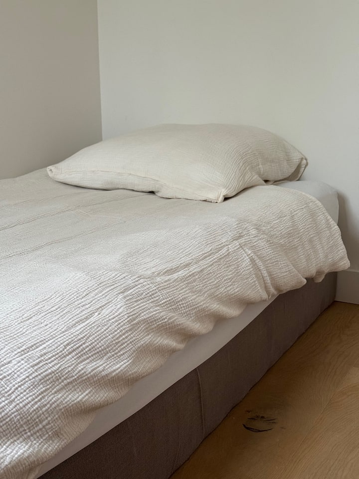 חדר שינה קטן נוסף לאדם אחד עם שולחן עבודה