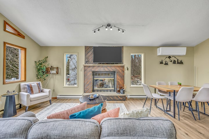 Cozy Tobyhanna Escape | Hot Tub, Bbq & Backyard - Pocono Mountains, PA