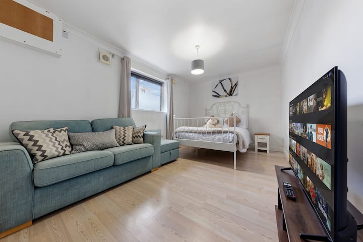 Private Annex With Gated Driveway Parking - London