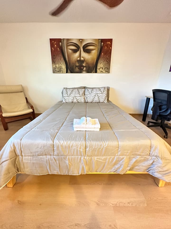 Zonë e rehatshme gjumi me një krevat prej pelushi, çarçafë të pastër dhe një atmosferë të qetë dhe ftuese.