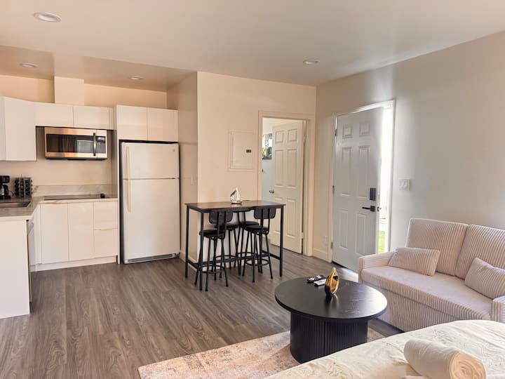 Beautiful Private Retreat With Full Amnenities - Calabasas, CA