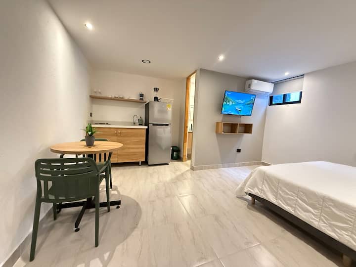 Modern Studio W/ Double Bed & Air Conditioning - 麥德林
