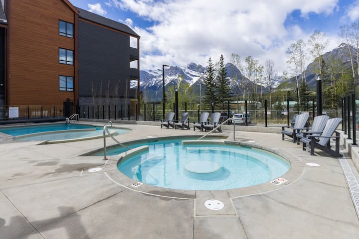 The Bergen | 3 Br/3ba | Sleeps 10 | Hot Tub & Pool - Canmore