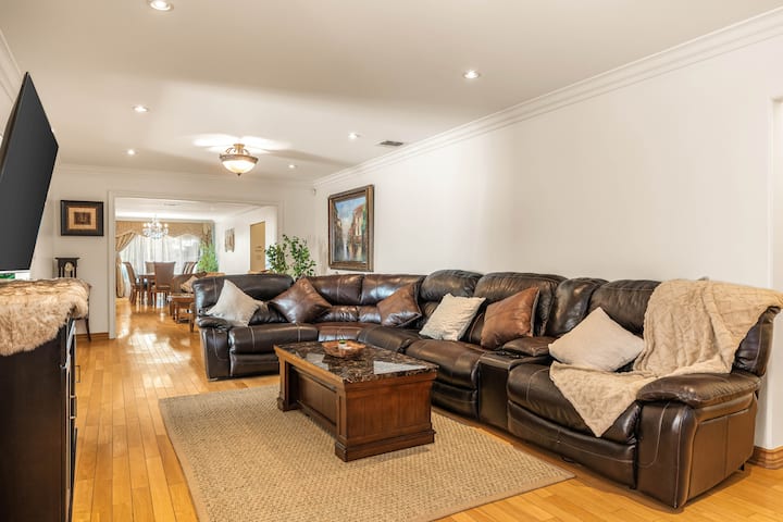 Victorian 4br Retreat | Game Room & Near Universal - Burbank, CA