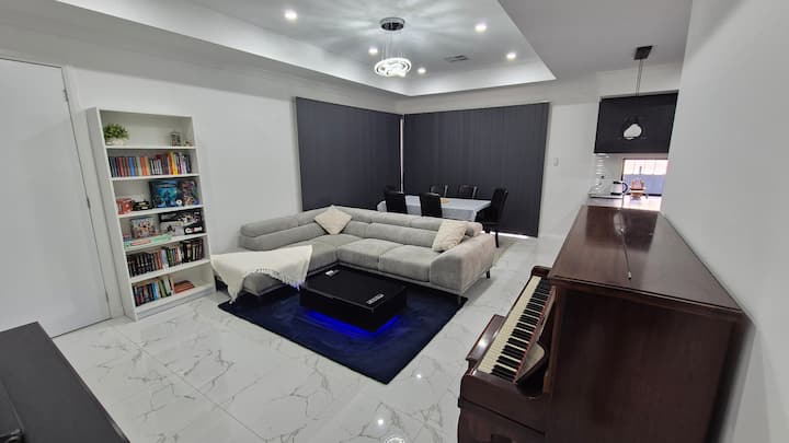 Entire Home + Private Theatre & 2 Car Parks - Tea Tree Gully