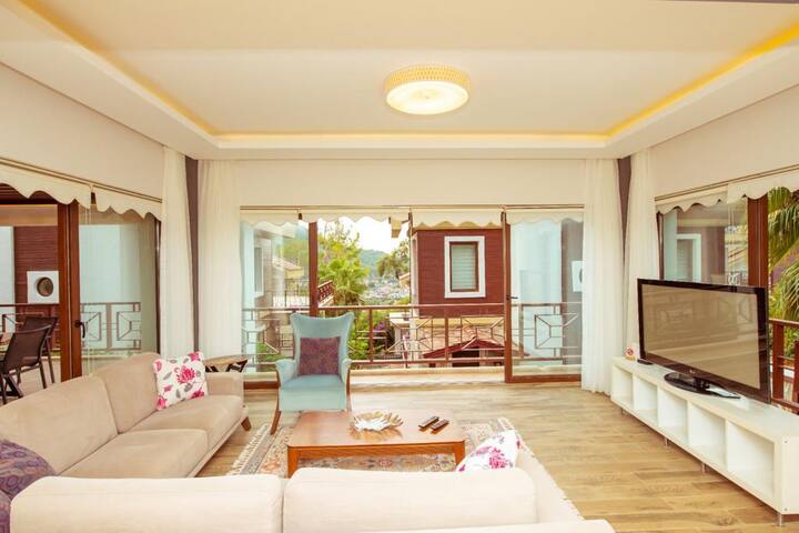 Göcek'te Lüks Deniz Manzaralı Villa - Göcek