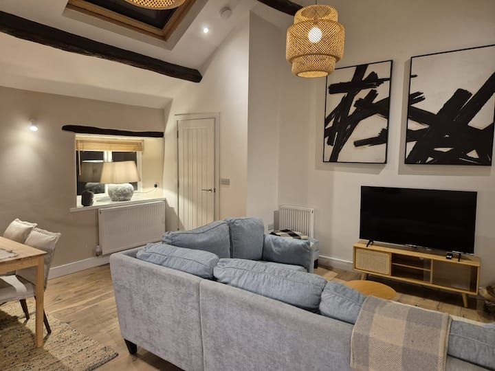 Character Property For 2 Adults & 2 Children - Glossop