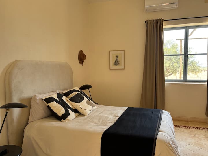 Chambre confortable baignée de lumière naturelle, avec une ambiance douce et reposante. Parfaite pour se ressourcer en toute tranquillité.