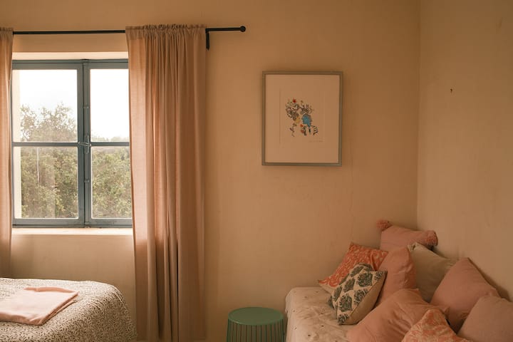 Chambre chaleureuse aux tons doux avec lumière naturelle et décoration délicate. Parfaite pour un séjour reposant dans une ambiance cosy et apaisante.