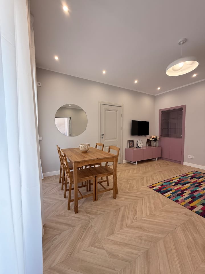 Bright Ground-floor Apartment With Private Patio - Armenië
