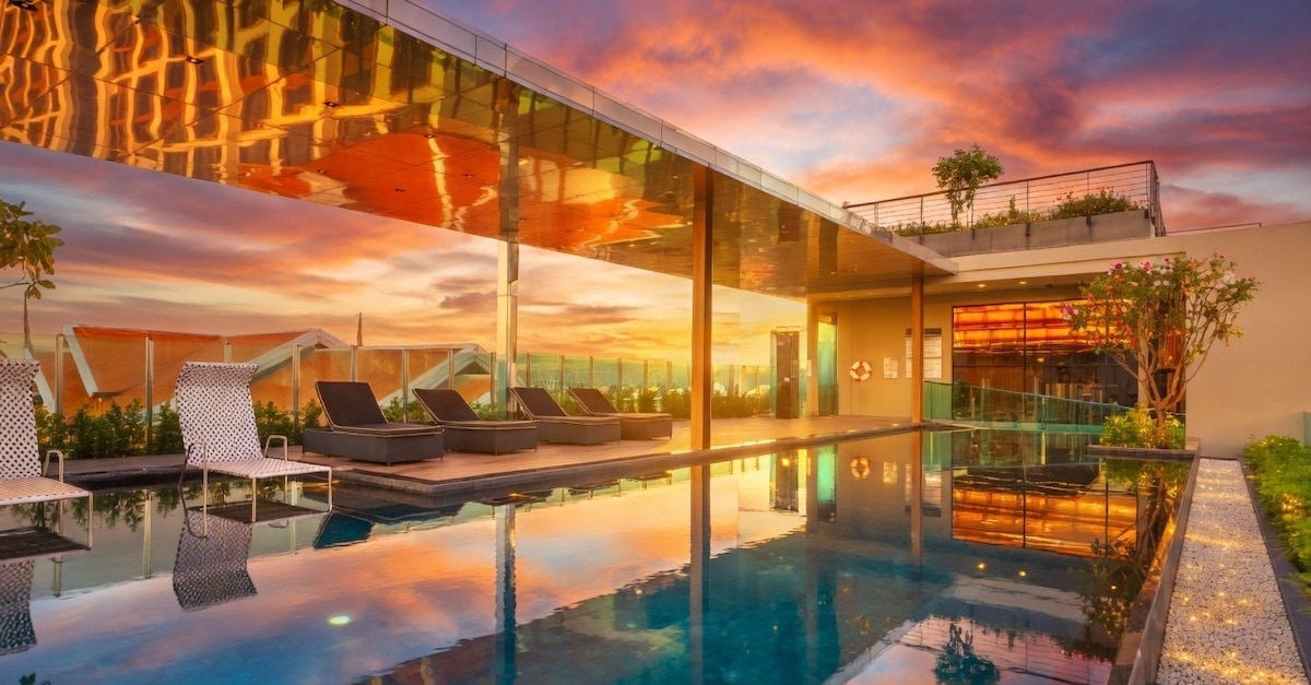 Deluxe 2-Bedroom Condo with Pool