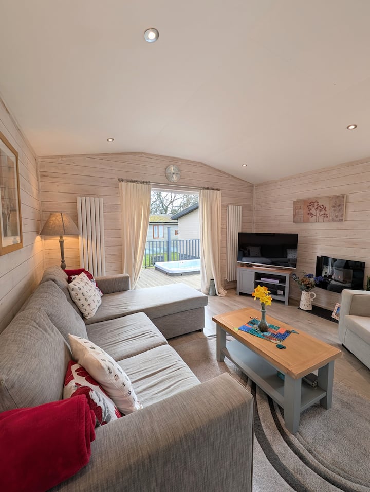 Peaceful, Dog Friendly Hot Tub Lodge - North Walsham