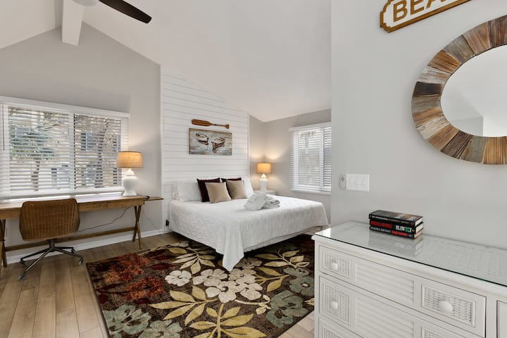 Upstairs Primary Bedroom (King)