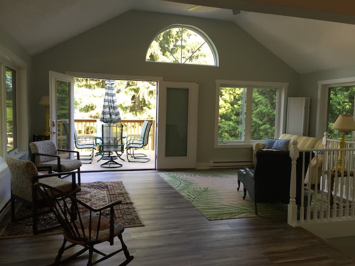 "Treehouse"- Cozy Getaway Near Downtown Frankfort - Frankfort, MI