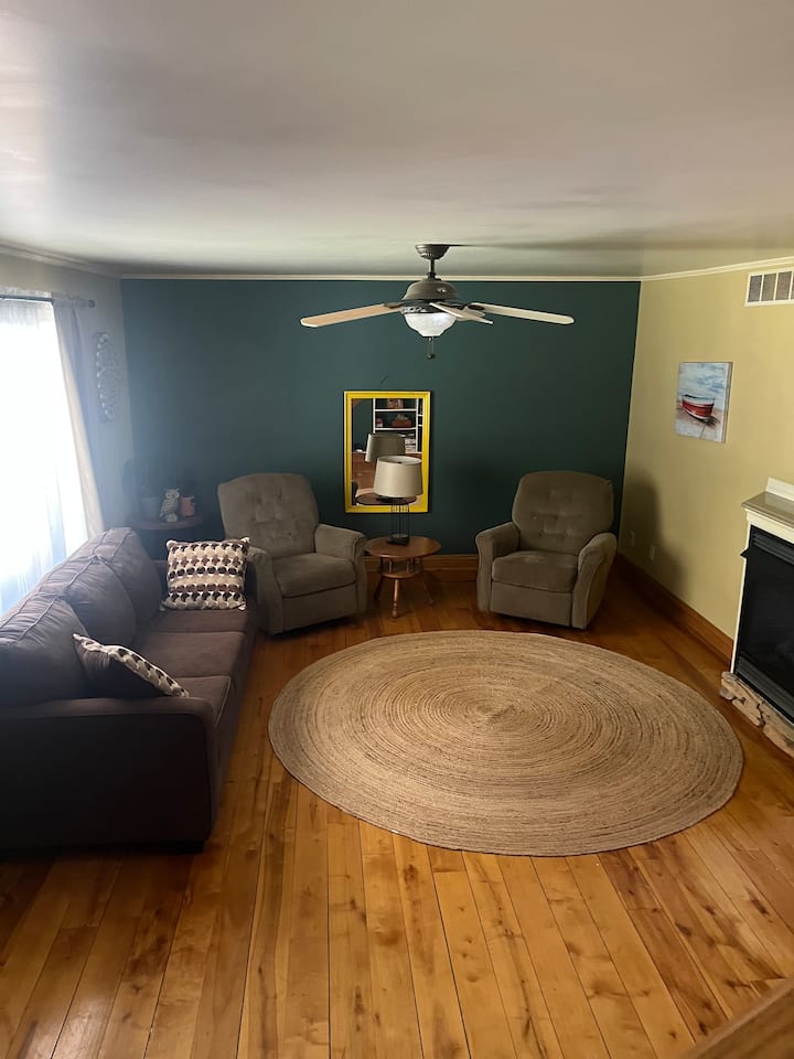 Large Log Cabin, Pond, Hot Tub – 2 Miles To Beach - Port Austin, MI