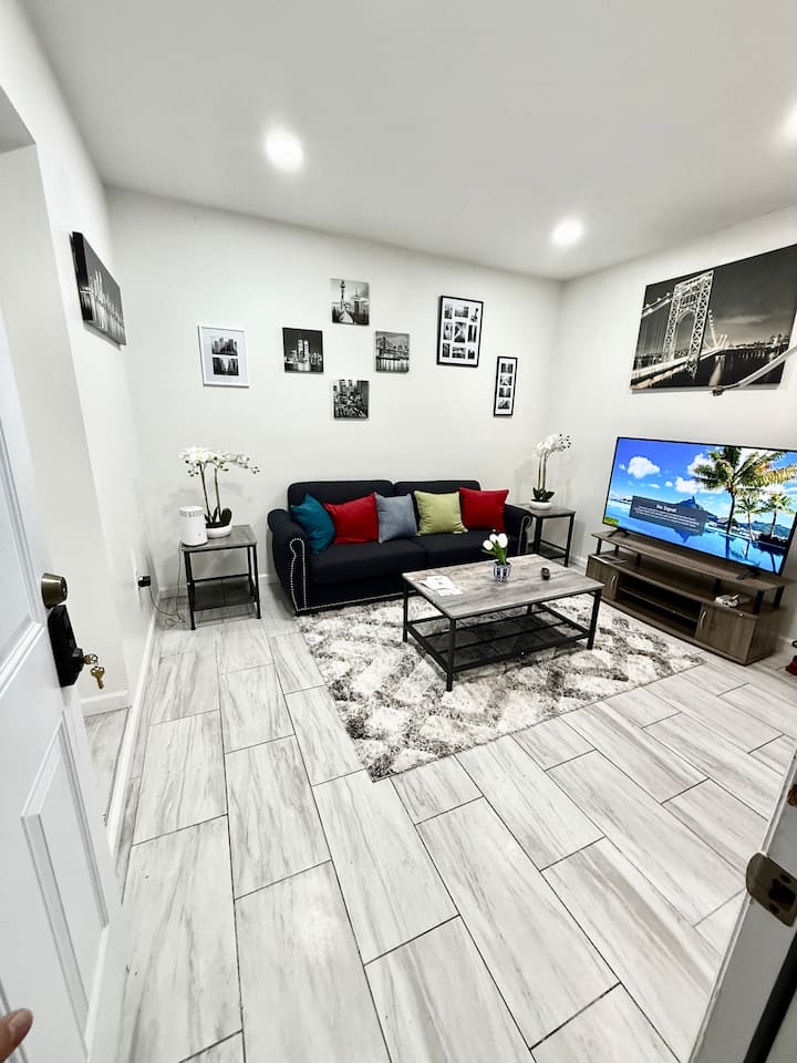 Empire Suites | Modern 1br Near Nyc Sleeps 2–4 - North Bergen, NJ