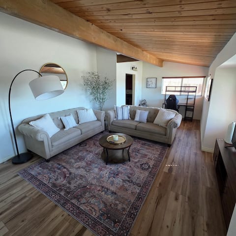 Popular Airbnb listing: Wi-Fi/Pool/A/C/Ice chest/Patio/Grill/Parking/Work area in Bakersfield