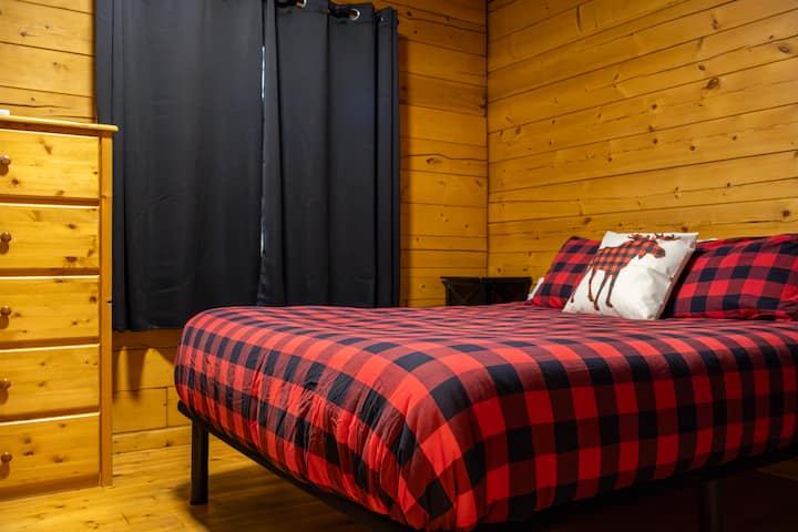 Glacier
1 queen bed
Main floor